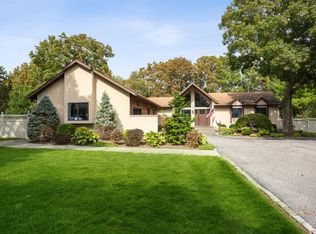 3 Bishop Ln, Holbrook, NY 11741