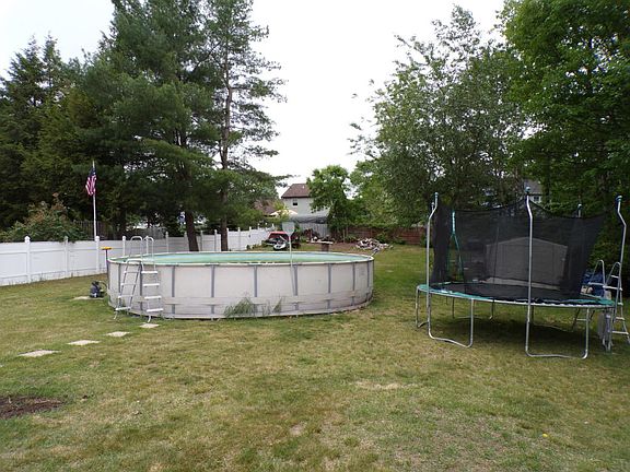 3rd image of 4 Arbutus Dr