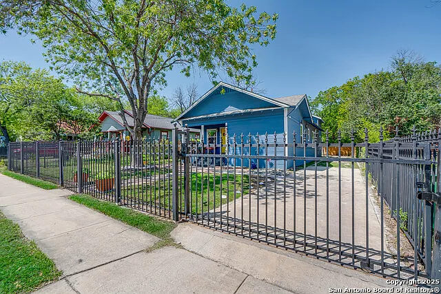 4 bed, 2.0 bath, 1708 sqft, $1,950 — Photo 3