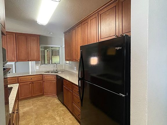 4th image of 2042 Cambridge Dr