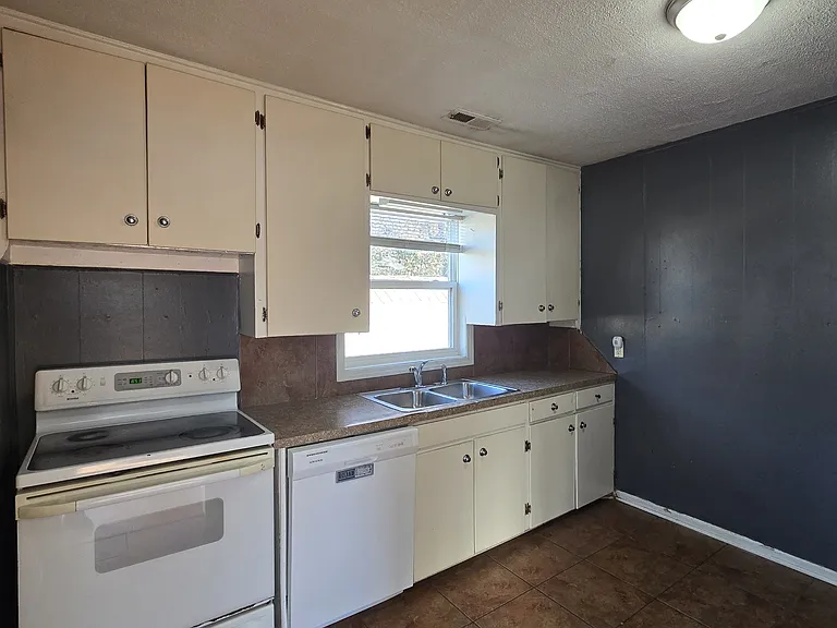 1332 N Erie St — Photo 29