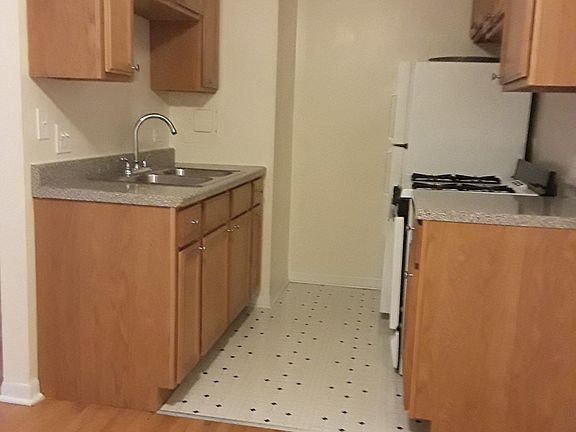 5th image of 420 W Oakdale Ave #1