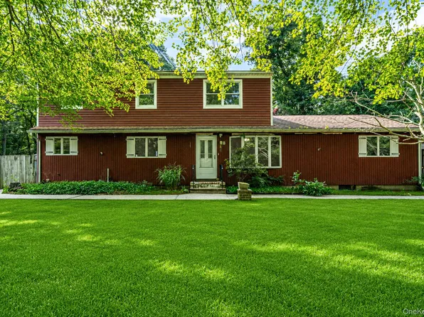 8 Swezey Lane, Middle Island, NY 11953