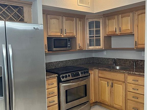4th image of 924 SE 2nd Street #12