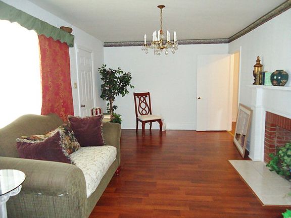 4th image of 114 Bethune St S