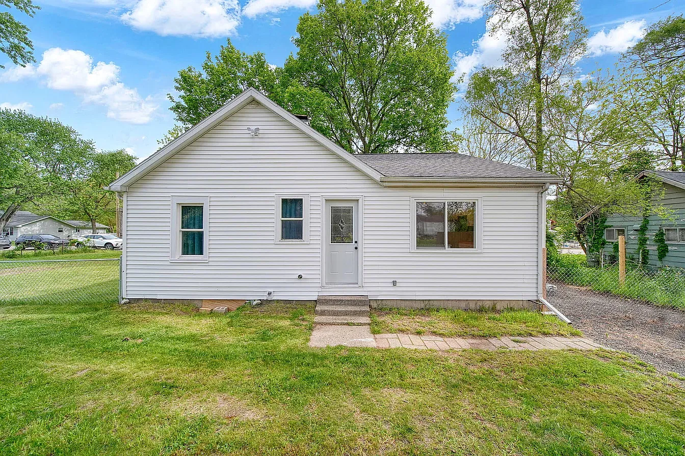 3 bed, 1.5 bath, 983 sqft, $1,800 — Photo 2