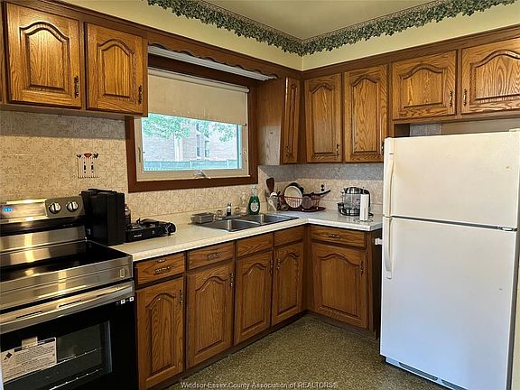 3rd image of 1327 Marlborough Blvd