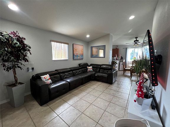 4th image of 1260 SE 29th St #20159