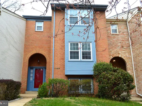 1968 Hopewood Dr, Falls Church, VA 22043