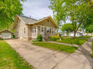 100 W 4th St, Sumner, IA 50674