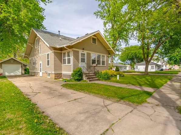 100 W 4th St, Sumner, IA 50674