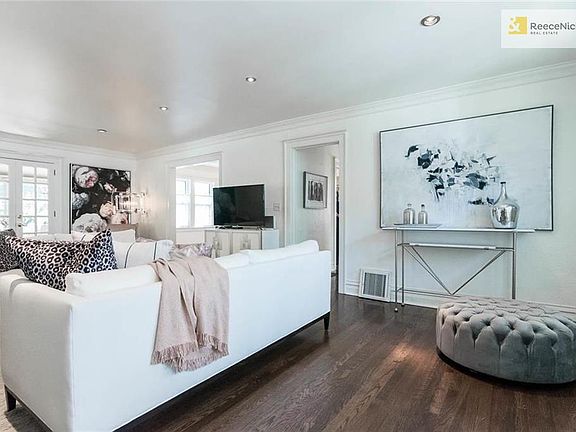 4th image of 217 W 61st St