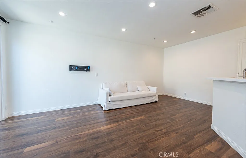 1 bed, 1.5 bath, 890 sqft, $3,100 — Photo 3