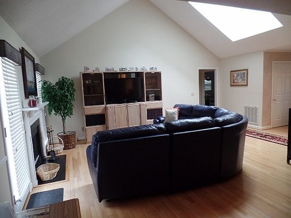 4th image of 128 Fairoaks Dr