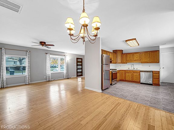 4th image of 141 E Maple Dr