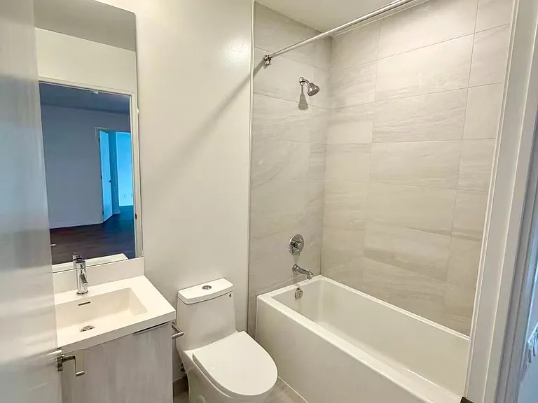 400 King St W #922 — Photo 11