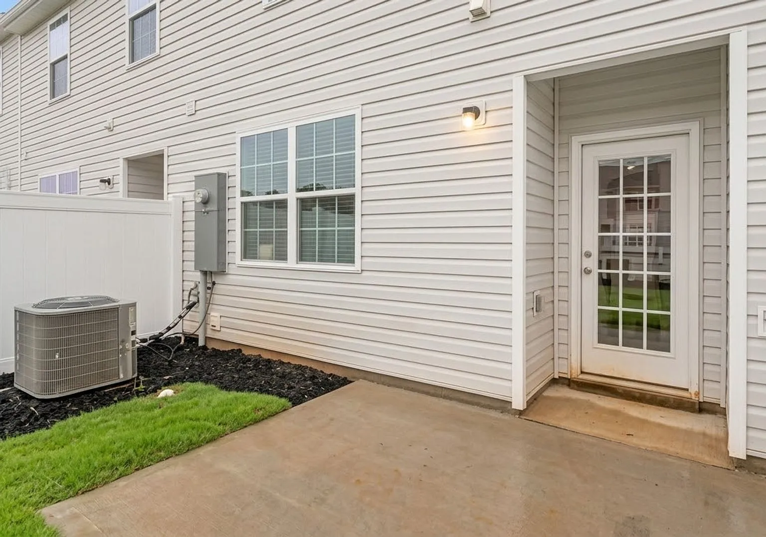 Modern 3-Bedroom Townhome with Garage in North Village Townes — Photo 2