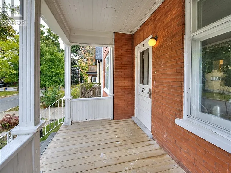 19 Clarence Pl #2 — Photo 3