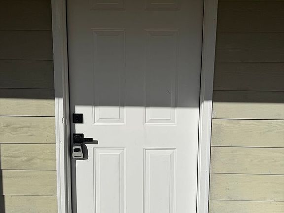 2nd image of 703 Lansdowne Ln