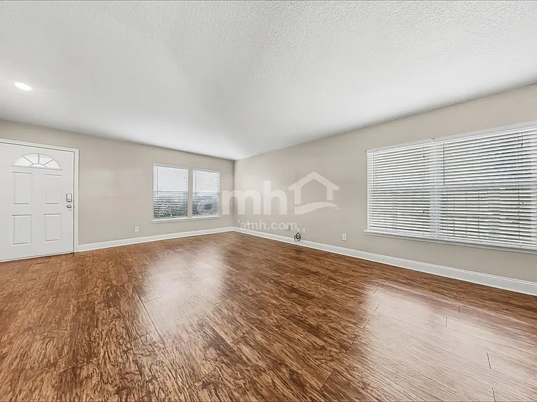2320 Brian Lakes Dr E — Photo 6