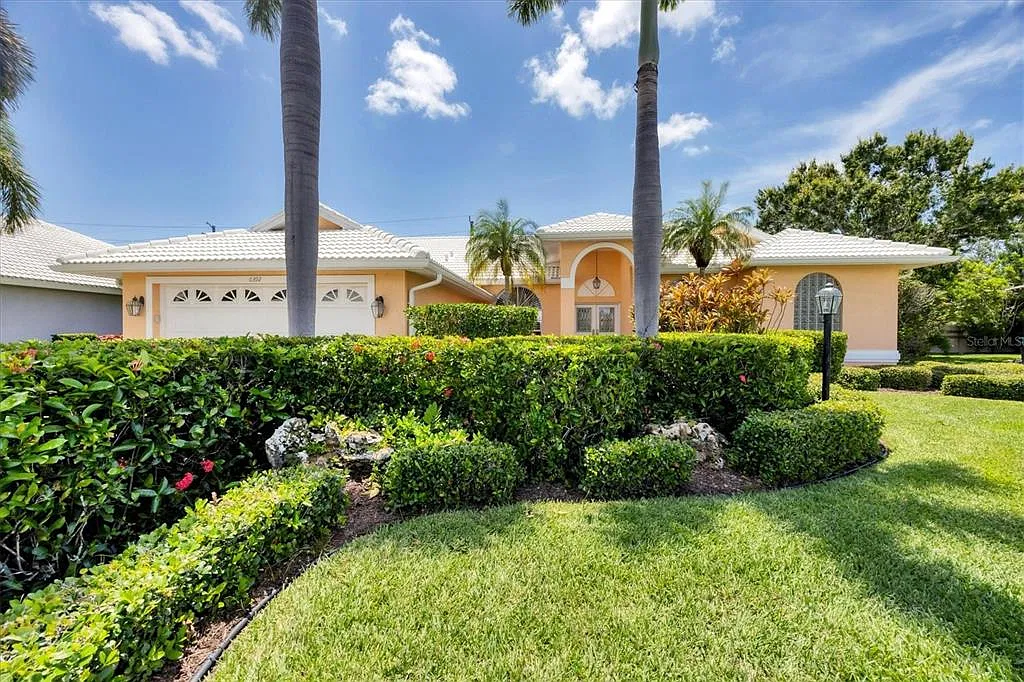 3 bed, 2.5 bath, 2432 sqft, $5,000 — Photo 1