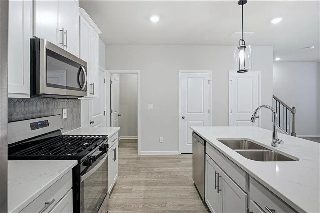 3 bed, 2.5 bath, 1695 sqft, $2,200 — Photo 2