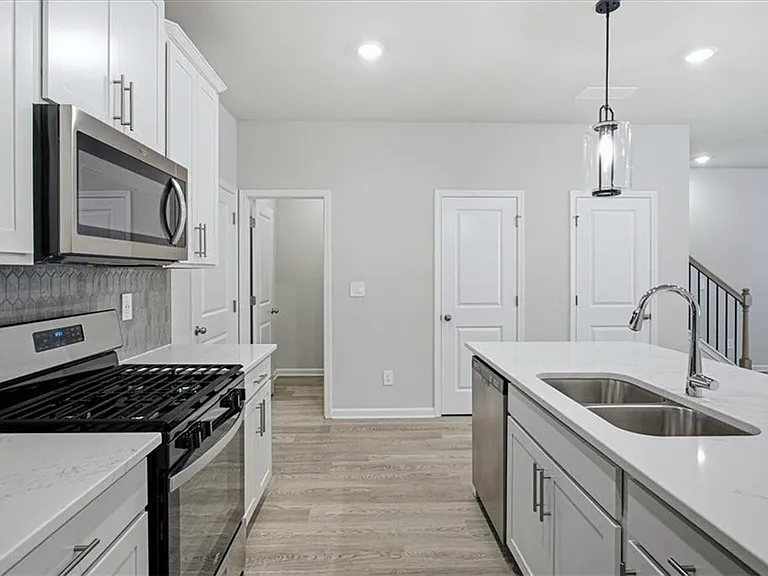 2238 Ashton Dr — Photo 2