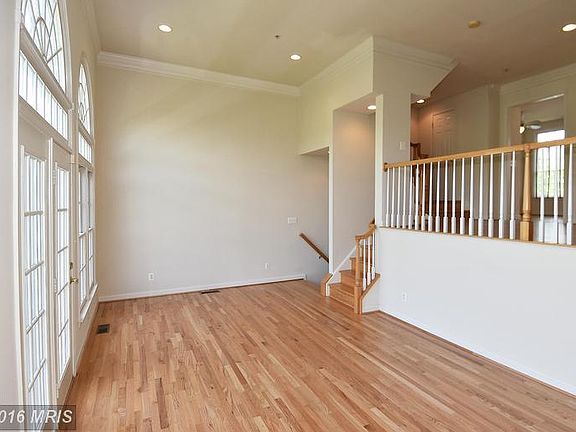 5th image of 211 Oak Knoll Ter