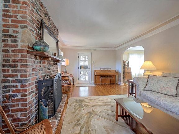 3rd image of 417 E Gregory Blvd