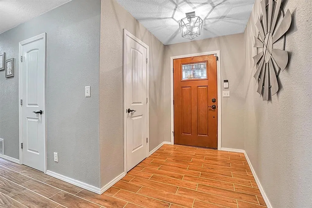 4 bed, 2220 sqft, $2,450 — Photo 4