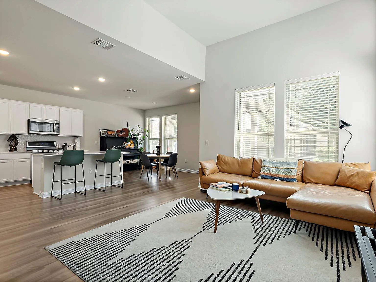 3 bed, 2.5 bath, 1559 sqft, $2,350 — Photo 4