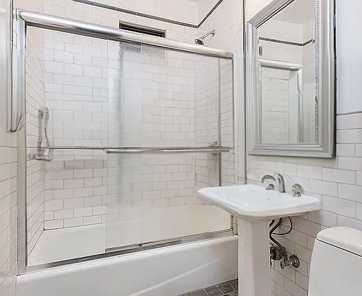5th image of 2726 23rd St APT 2F