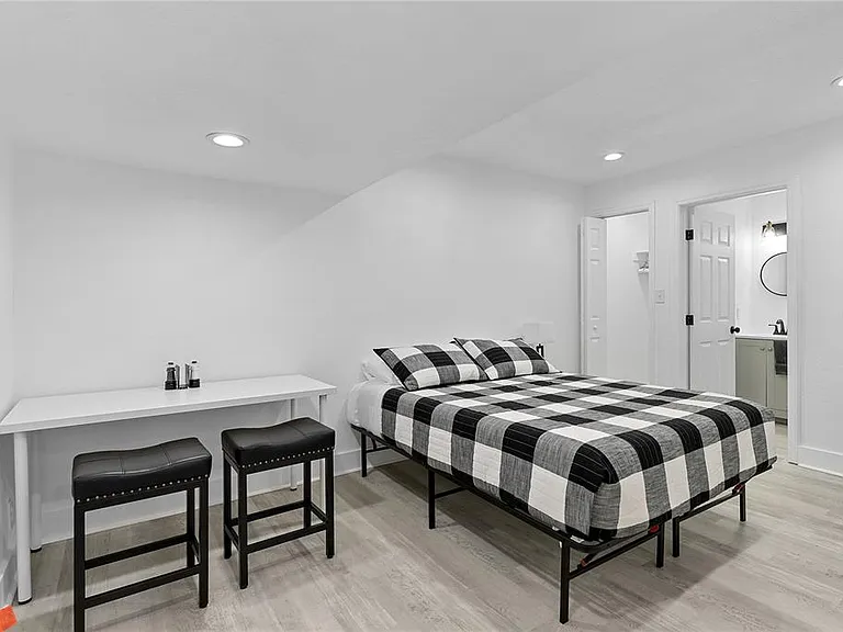 412 E Harwood St #2 — Photo 8