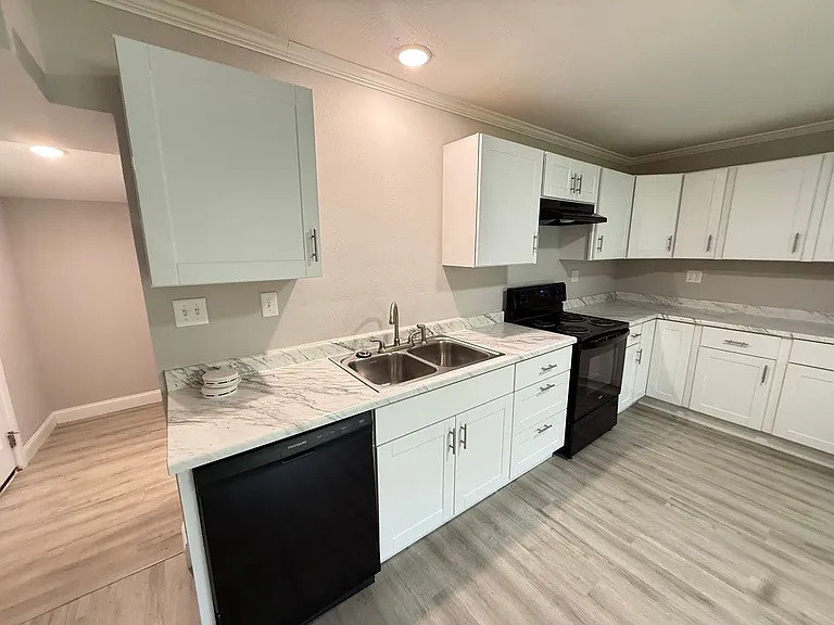 1477 E Lindberg St — Photo 4
