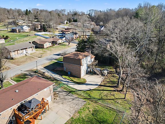 4th image of 1210 Tanglewood Dr