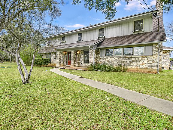 3rd image of 203 Shavano Dr