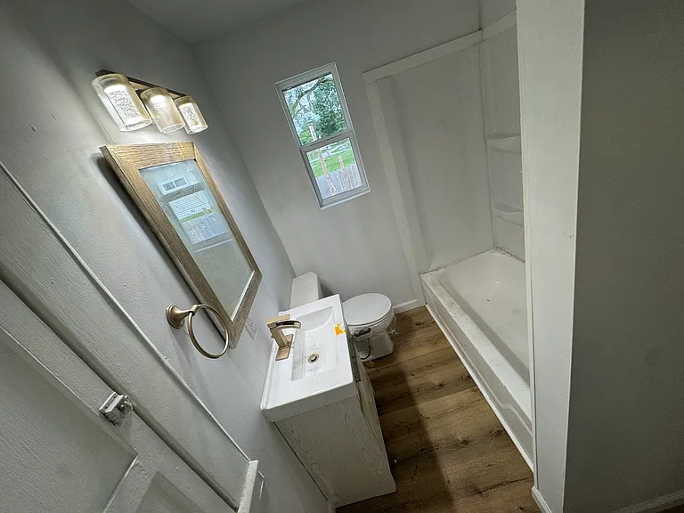 1145 E Walnut St — Photo 8