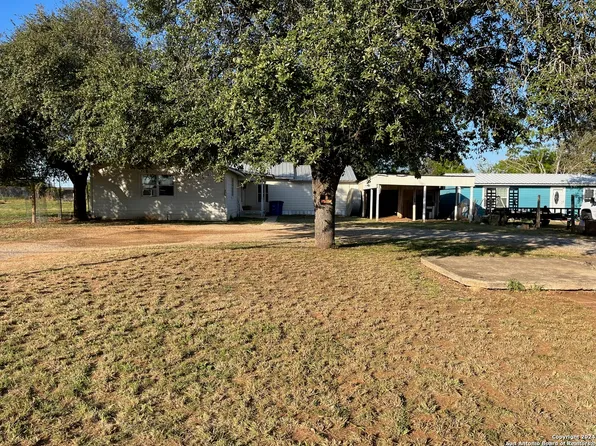 218 W White St., Dilley, TX 78017