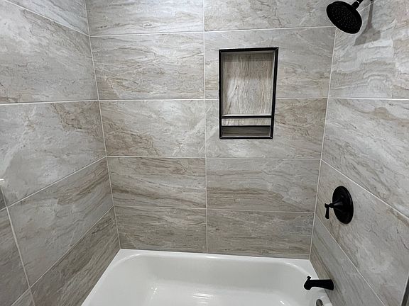 Main Bathroom Bathtub