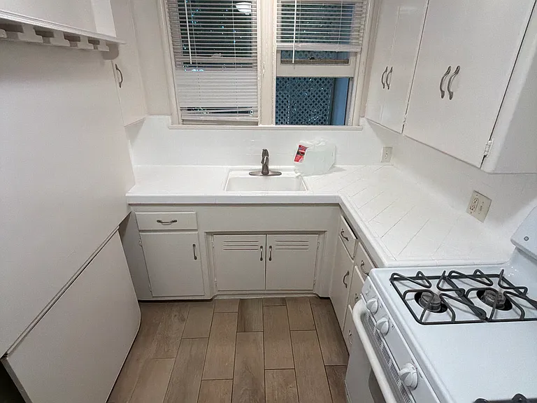 1006 N Doheny Dr #10 — Photo 5