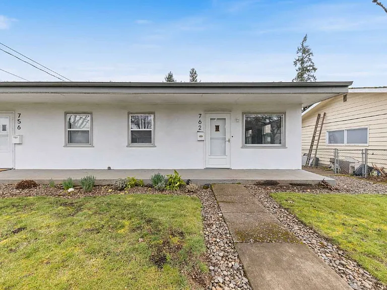 762 SW Levens St — Photo 2