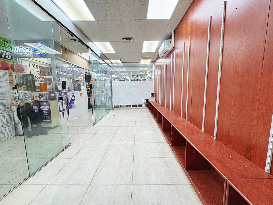 2nd image of 13670 Roosevelt Ave #1B