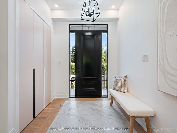 2nd image of 480 Scarsdale Cres
