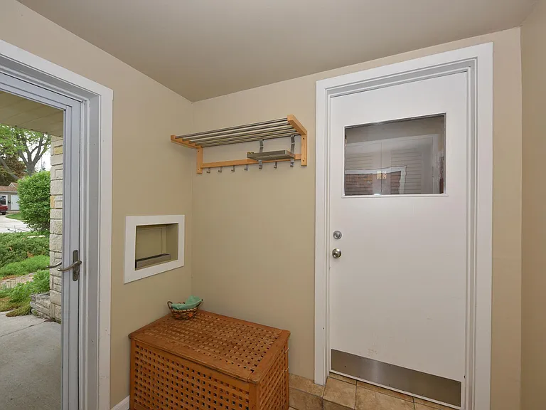 Cute Mudroom/Breezeway. Door to backyard and patio.