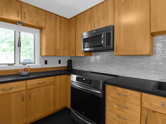 5th image of 461 Oxford Ct