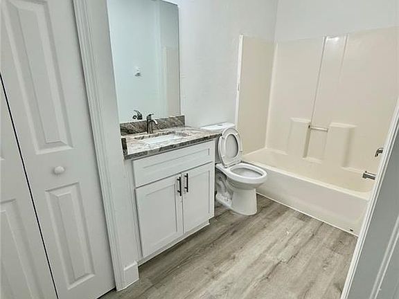 5th image of 5109-5111 26th ST SW