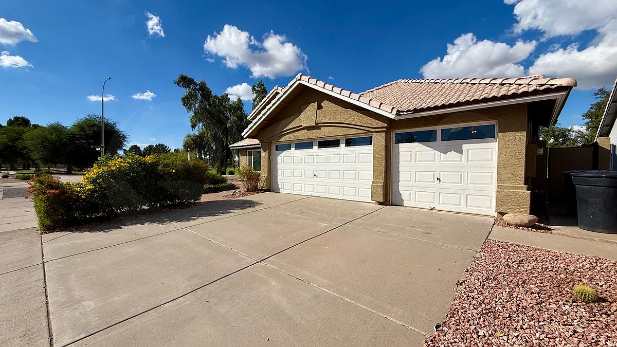 4 bed, 2.0 bath, 1972 sqft, $3,250 — Photo 2