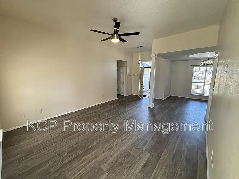 8812 Skypark Dr — Photo 2