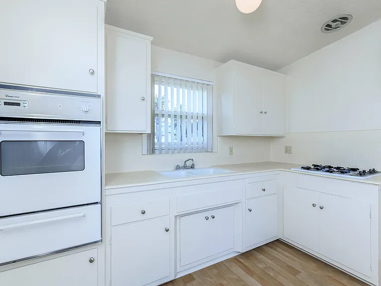 Sea Breeze Beach Apartments — Photo 24