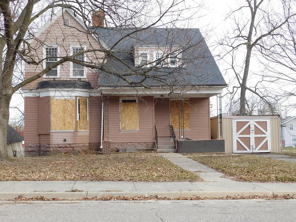 1st image of 104 W Fountain St